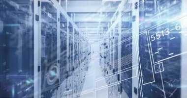 Başlangıçta sunucu rafı koridorunda kayan dijital UI panelleri canlı veri akışı görselleştirmesini gösteriyor. Teknoloji, veri, ağ, altyapı, yenilik, fütüristik, siber güvenlik