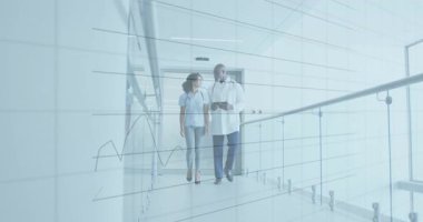 Doktor danışmanlık tableti ve hastane koridorunda yürüme verileri takip eden grafikleri canlandırıyor. Tıbbi, sağlık, analitik, modern, profesyonel, yenilik, işbirliği