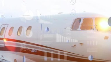 Uçak gövdesinin ortasındaki kamera, uçuş verilerini görselleştirmek için jetin gövdesinde yüzen bilgi grafikleri. Lüks, havacılık, teknoloji, profesyonellik, zarafet, yenilik, şirket