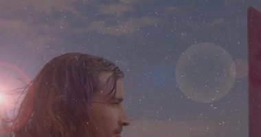 Erkek, kadının yükselişine tepki veriyor, kollarını sarıp, sağlıklı yaşam temalı yıldız parçacıklarıyla rahatlamak istiyor. Romantizm, samimiyet, sevgi, bağlantı, huzur, siluet, sükunet