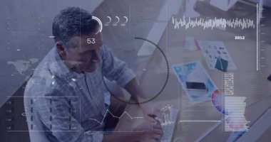 Klavyede yazan adam teknolojik grafikleri etkinleştirirken sayısal değerler yükseliyor ve büyümeyi kutluyor. Teknoloji, veri, yenilik, çalışma alanı, analitik, profesyonel, modern