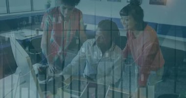 Meslektaşım bilgisayara güç veriyor ve iş arkadaşları verileri incelerken animasyon finans grafiklerine başlıyor. İşbirliği, takım çalışması, analitik, modern, profesyonel, iş dünyası, iletişim