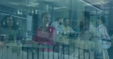 Finans ekibi notları sarıyor, adam el kol hareketleri yapıyor ve masada tartışmak için şamdan çizelgesi hazırlıyor. İşbirliği, takım çalışması, beyin fırtınası, modernleşme, veri analizi, tartışma, profesyonel