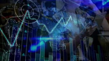 Analist tableti tıklayarak neon-mavi çizgi grafiğini izliyor. Teknoloji laboratuvarında şeffaf bar çizelgesi atıyor. Veri, analitik, görselleştirme, gösterge paneli, bağlantı, teknoloji, yenilik