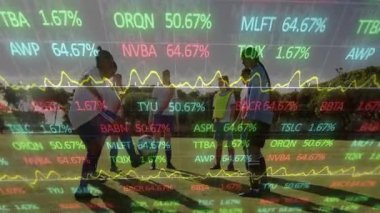 Oyuncuların topa vurması çimenler üzerinde zayıf finansman izleme eğilimleriyle takım çalışması için matkap çalıştırıyor. Atletik, takım çalışması, işbirliği, motivasyon, canlı, dinamik, açık hava