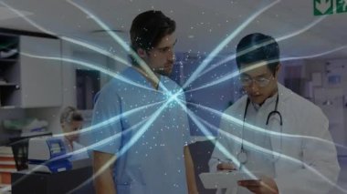 Doktor ve hemşire, tıbbi veri incelemesi başlatan parçacık ağı olarak tablet üzerinde işbirliği yapıyorlar. İşbirliği, sağlık, teknoloji, profesyonellik, yenilik, tanı, iletişim