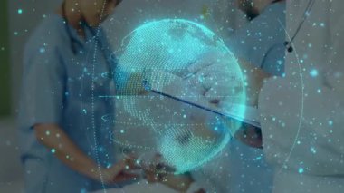 Klinikte ortaya çıkan holografik küre, hemşire tüpleri düzenlerken doktorların notlar yazmasına neden oluyor. Tıbbi, sağlık, yenilik, teknoloji, tanı, işbirliği, eğitim