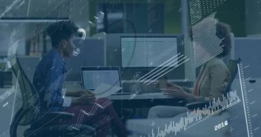 İş arkadaşları raporları değiştiriyor ve yükselen iş eğilimlerini incelerken animasyon çizelgelerini aktifleştiriyor. İşbirliği, analitik, yenilik, profesyonellik, takım çalışması, dijital, modern