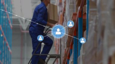 Ağ simgeleri envanter haritasına genişlerken depo işçisi tırmanma merdiveni taşıyor. Lojistik, otomasyon, dağıtım, teknoloji, sanayi, verimlilik, dijital