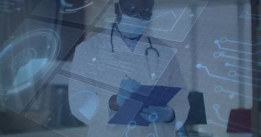 Doktor panoya notlar yazıyor ve tıbbi inceleme için holografik çizelgeleri ve grafikleri aktifleştiriyor. Klinik, geleceksel, yenilik, dijital, profesyonel, teknoloji, sağlık