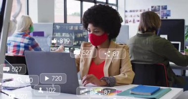 Sosyal medya bağlantısı için animasyon ölçümleri sergilerken dizüstü bilgisayarda ve telefonda yazan bir kadın. İşbirliği, dijital, üretkenlik, modern, analitik, iletişim, yenilik