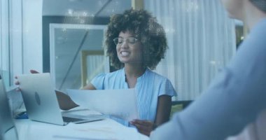 Dizüstü bilgisayarın yanında çizelge seçen ve iş toplantısında veri noktalarını açıklayan bir kadın. İşbirliği, takım çalışması, analiz, sunum, iletişim, modern, profesyonel