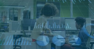 Meslektaşı olarak ekranda tablet animasyon grafiği gösteren bir kadın. İşbirliği, analitik, takım çalışması, veri görselleştirme, iş dünyası, yenilik, modern