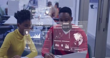 İş analistleri, trendleri ve rakamları analiz ederken saydam grafikler çıkarıyorlar. Teknoloji, işbirliği, yenilik, veri görselleştirme, dijital, takım çalışması, modern