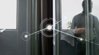 Adam cam kapı sürgüsü yapıyor, düğümleri aktifleştiriyor, Bilgi İşlem 'de çalışan bir kadınla iletişim kuruyor. Şirket, işbirliği, bağlantı, teknoloji, modern, iş dünyası, iletişim
