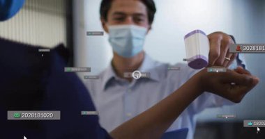 Bilekleri taramak için kızılötesi termometreyi kaldırıyorum, veri etiketlerini gösteriyorum, panoda oturum açıyorum. Tıbbi, teknoloji, dijital, sağlık, profesyonel, güvenlik, tanı