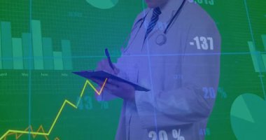 Sağlık analitiği olarak gözlemler yazan doktor grafikler canlanırken arkada beliriyor. Tıbbi, veri görselleştirme, analitik, teknoloji, sağlık, profesyonel, geleceksel