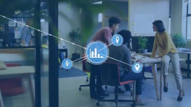 Masada iş verilerini tartışan ekip mavi grafik simgesinin ortaya çıkmasına, veri simgelerinin dışarıya bağlanmasına neden oluyor. İşbirliği, yenilik, analitik, iletişim, takım çalışması, modern, dijital