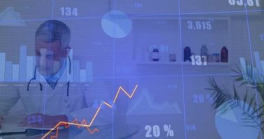 Erkek doktor tıp masasına notlar yazıyor. Yarısaydam bar çizelgelerinin canlandırılmasına neden olan verileri takip ediyor. Analizler, ilerleme, büyüme, yenilik, teknoloji, profesyonellik, araştırma