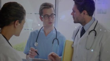 Tıbbi ekip tableti tıkırdatıyor ve tıbbi verileri tartışırken ağ grafikleri bakımı geliştiriyor. İşbirliği, sağlık, yenilik, fütüristik, teknoloji, profesyonellik, teşhis