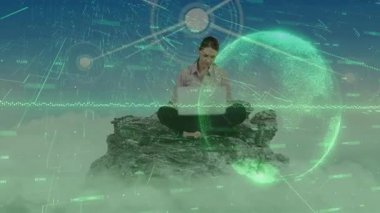 Kadın dizüstü bilgisayar açıyor ve veri küresini oluştururken verileri analiz ediyor, ağ hatlarını canlandırıyor. Teknoloji, siber uzay, yenilik, bağlantı, dijital, geleceksel, çalışma alanı