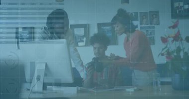 Fotoğrafçı, baskıdan sonra DSLR 'ı ayarlıyor. Ekip, stüdyoda renk değerlendirmesi için ayrıntılara işaret ediyor. Yaratıcı, işbirliği, teknoloji, yenilik, çalışma alanı, iletişim, görsel