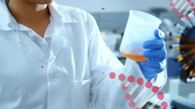 Laboratuvar bilim adamı deney şişesini göz seviyesine çıkardı ve genetik araştırmalar için DNA sarmal animasyonlarını etkinleştirdi. Bilim adamı, araştırma, yenilik, moleküler, mikroskop, görselleştirme, biyoteknoloji