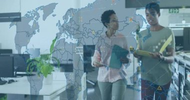 Ofiste gezen meslektaşlar, şeffaf dünya haritasının simgeleri canlandırmasına neden olan dosyaları inceliyor. İşbirliği, teknoloji, yenilik, takım çalışması, veri, dijital, modern