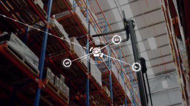 Forklift direği çerçeveye giriyor çatallar yükseliyor ve depo ağını gösteren düğüm simgelerini birbirine bağlıyor. Lojistik, tedarik zinciri, otomasyon, bağlantı, sanayi, dijital, teknoloji