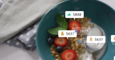 Durakladıktan sonra, camgöbeği granola kasesi ve meyvelerin etrafında beliren ikonlar, nişanı gösteren tezgahlar yükseliyor. Sabah, sağlık, canlılık, tazelik, dijital, etkileşim, minimalist