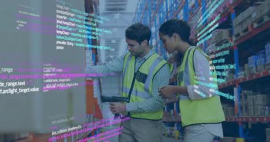 Depo çalışanları, el tabletindeki verileri doğrularken kutu barkodlarını da tarıyorlar. Sanayi, takım çalışması, lojistik, envanter, teknoloji, verimlilik, depolama
