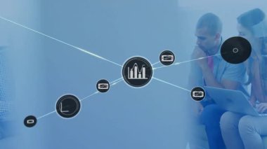 Ofis salonundaki tablet çizelgelerini gösteren iş ekibi, ikon beliriyor ve içgörü haritası çiziyor. İşbirliği, takım çalışması, yenilik, veri, analitik, modern, iletişim