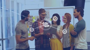 Teknoloji toplantısında dizüstü bilgisayarı işaret eden beş iş arkadaşından oluşan bir grup ağ simgeleri oluşturuyorlar. İşbirliği, takım çalışması, dijital bağlantı, modern çalışma alanı, veri görselleştirme, iş tartışması, yenilik