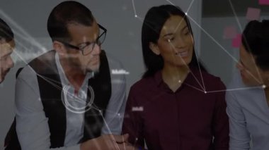 Tabletteki iş projesi verilerini inceleyen üç meslektaş olarak dijital ağ grafikleri zayıflıyor. Takım, işbirliği, yenilik, iletişim, modern, teknoloji, beyin fırtınası