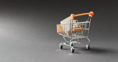 İçinde karton kutu olan bir alışveriş arabası, kusursuz, fotokopi alanı olan siyah bir arka plan. Kara Cuma, alışveriş, satış ve perakende konsepti dijital olarak oluşturulmuş video.