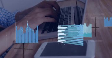 Dizüstü bilgisayarda yazan adam iş çubuğu grafikleri üretiyor ve ay verilerini değiştiriyor. Teknoloji, analitik, veri görselleştirme, dijital, üretkenlik, profesyonel, modern