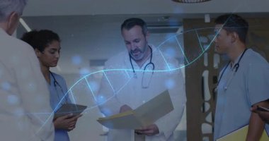 Tıbbi ekip hasta dosyasını inceliyor, tableti mavi DNA sarmalı sürükleyici tartışma olarak kaydırıyor. Klinik, takım çalışması, yenilik, tanı, işbirliği, sağlık, araştırma