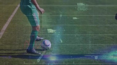 Futbolcu topa hafifçe vuruyor defans çizgisini geçiyor ve takım arkadaşına pas veriyor. Atletik, çeviklik, rekabet, spor, takım çalışması, performans, strateji