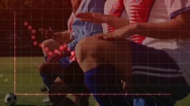 Kamera tarama sahası, futbol takım arkadaşları kırmızı veri haritası izleme ölçümleriyle ısınma tatbikatı yapıyorlar. Sporcular, takım çalışması, antrenman, spor, analitik, fitness, performans