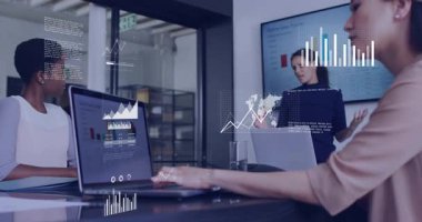 Dizüstü bilgisayarın etrafında veri örtüsü oluşturan bir sunucu, iş görüşmelerinde yazı yazan meslektaşlar. İşbirliği, analitik, profesyonel, yenilik, dijital, takım çalışması, modern