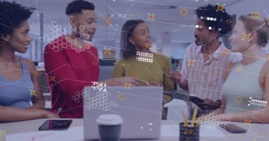 Ticari ekip veri göstermek için tableti tıklatıyor, dizüstü bilgisayara işaret ediyor ve animasyon çizelgesini inceliyor. İşbirliği, takım çalışması, iş dünyası, yenilik, beyin fırtınası, ofis, iletişim