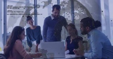 Dizüstü bilgisayarı yöneten sunucu, yüzen küreyi ve kod rehberliği toplantı işbirliğini başlatıyor. İşbirliği, takım çalışması, dijital çalışma alanı, iş toplantısı, yenilik, modernite, profesyonel