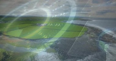 Yüksek çözünürlüklü rezonans ve oklar çerçeve haritasını tarayıp kaydırırken havadan kıyı tarım arazileri ortaya çıkıyor. Peyzaj, dron, tetkik, teknoloji, kırsal, izleme, görselleştirme