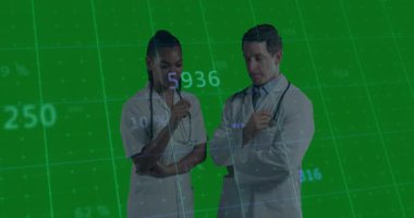 Tıbbi analiz için holografik verileri araklayan iki doktor yeşil şebeke üzerinde hareket kontrolleri kullanıyor. İşbirliği, teknoloji, yenilik, dijital, sağlık, fütüristik, analitik