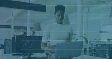 İş arkadaşının odak noktasını analistten daktiloya geçirmesi finansal çizelgelerin çekilmesine neden oluyor. İş analizleri, veri görselleştirme, dijital girişim, profesyonel çalışma alanı, modern teknoloji, finansal büyüme, kurumsal başarı