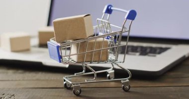 Alışveriş arabasında ve dizüstü bilgisayarda kutular. Küresel iş, çevrimiçi alışveriş, siber pazartesi, satış ve perakende konsepti dijital olarak oluşturulmuş video.