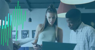 İş yerindeki doktorlarla iş birliği yaparken bilgisayardan veri girişi yapan üç meslektaş. İşbirliği, takım çalışması, modernlik, başlangıç, yenilik, iletişim, üretkenlik