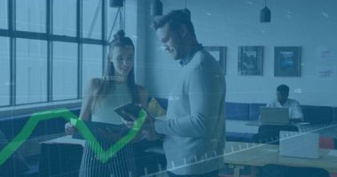 Meslektaşlar, ortaya çıkan grafiğe tepki veriyor, eğilimleri izliyor ve tabletle tabloları karşılaştırıyorlar. İşbirliği, ticaret, analitik, veri, yenilik, çalışma alanı, strateji