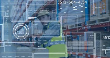 Depo çalışanı, el tarayıcılı kutuyu tarıyor, lojistik envanter çizelgelerini güncelliyor. Sanayi, üretkenlik, lojistik, teknoloji, verimlilik, organizasyon, veri