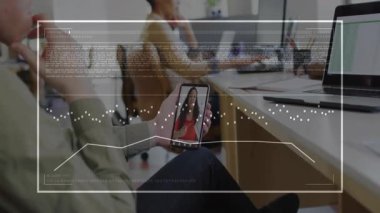 Ofiste akıllı telefonu tutan adam iş görüşmesi sırasında mesaj, dalga formu ve grafik örtüşmeleri başlatıyor. İşbirliği, iletişim, teknoloji, veri görselleştirme, profesyonel, modern, işyeri